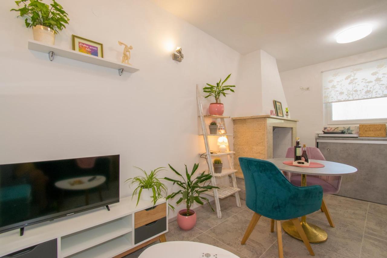 Apartman Enjoy โรวีน ภายนอก รูปภาพ